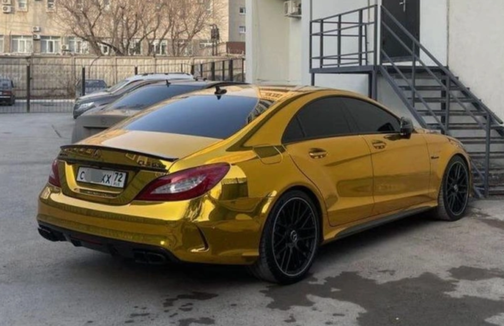 В Тюмени заметили золотистый автомобиль Mercedes-Benz CLS AMG