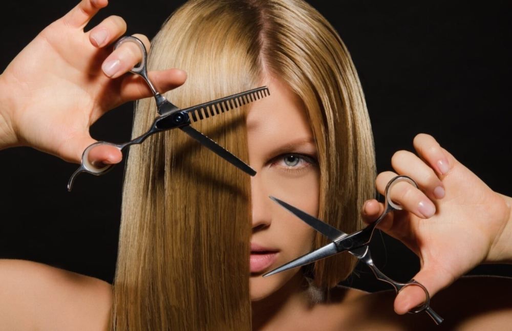 В ФРГ парикмахер выплатит клиентке €2500 после неудачного выпрямления волос