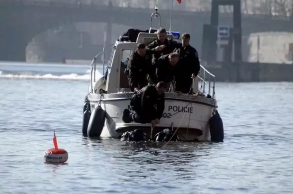 The Mirror: прыгнувшего с лодки британца нашли в Праге мертвым спустя неделю