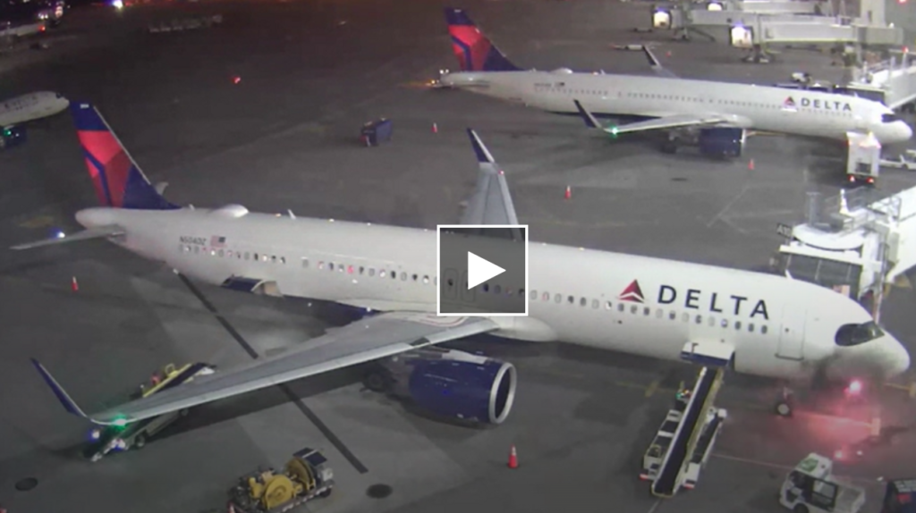 Komo News: пассажирский самолет Delta загорелся в Сиэтле после приземления