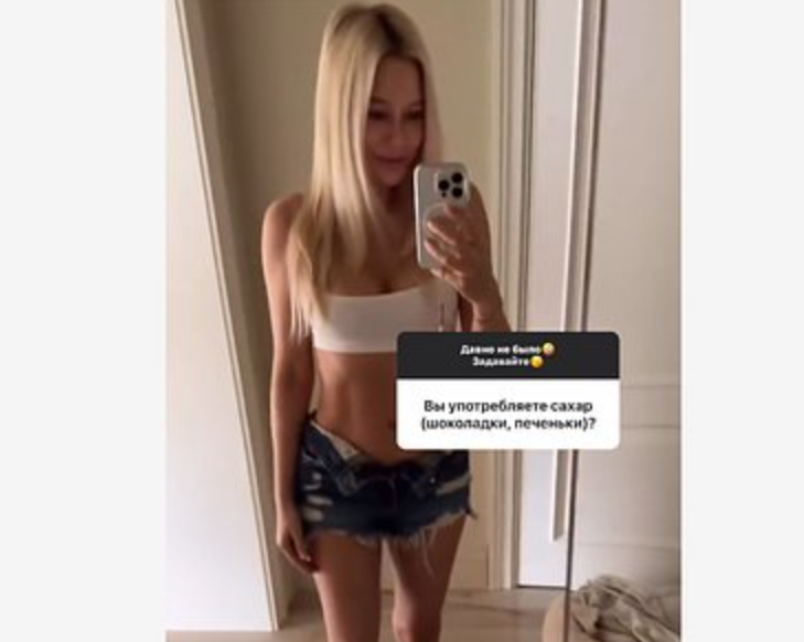 40-летняя актриса Наталья Рудова примерила для фотосессии мини-шорты