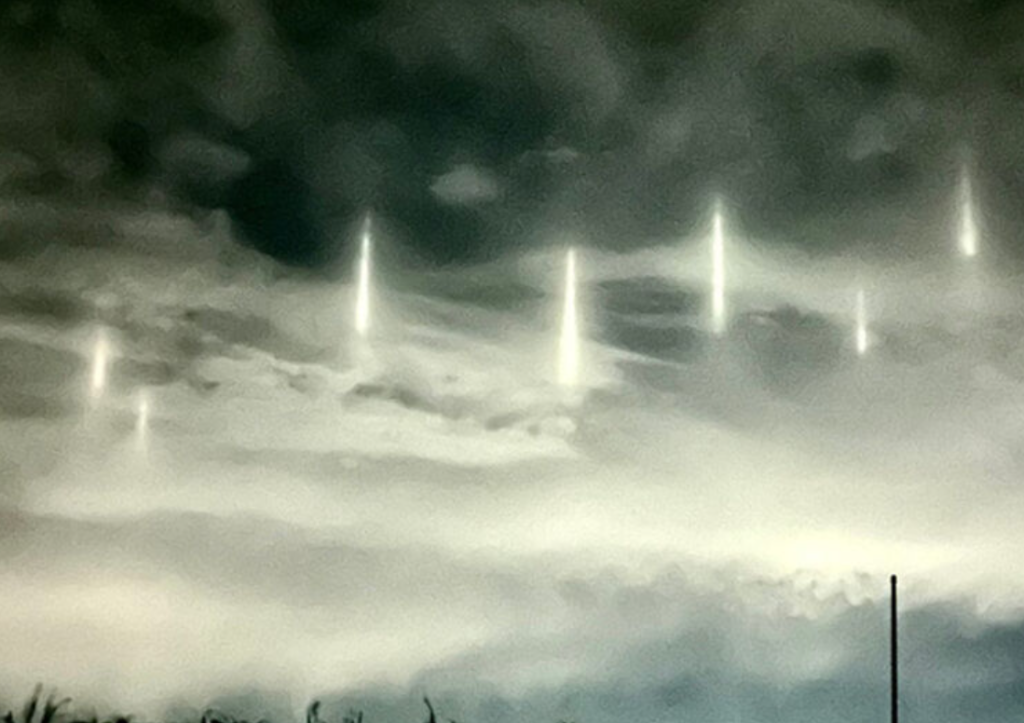 Mothership: девять световых столбов в небе напугали жителей города в Японии