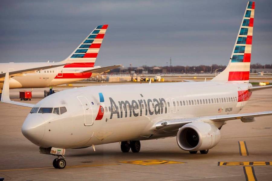 Пассажир "American Airlines" назвал бортпроводника официантом и сорвал рейс