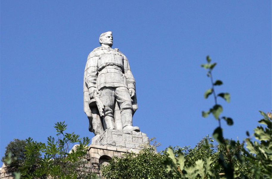В Болгарии возобновили демонтаж памятника Советской армии накануне 9 Мая