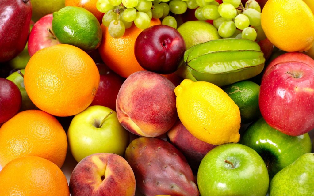 Диетолог Соломатина объяснила, почему пожилым опасно есть много фруктов