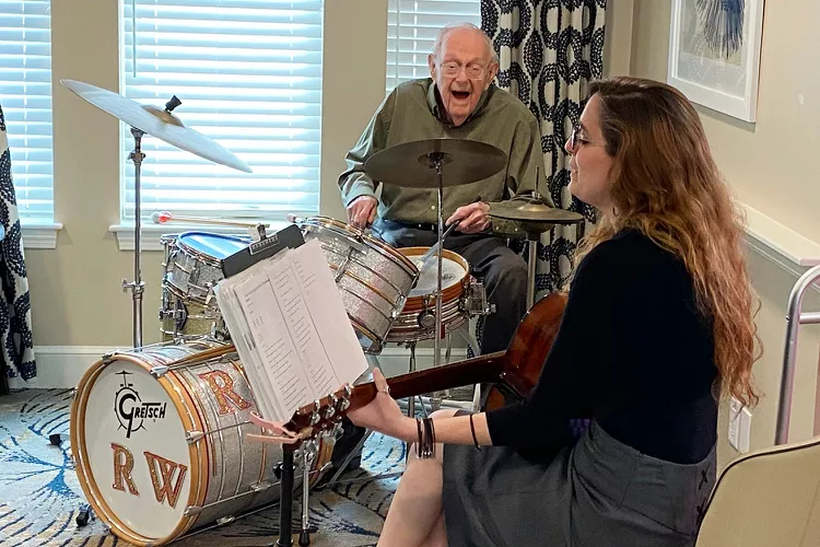People: 100-летний барабанщик Роджер Вонсон раскрыл секрет долголетия