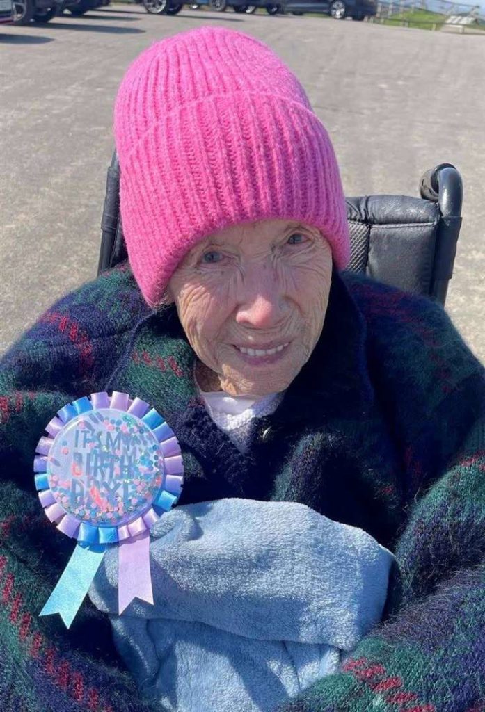 103-летняя британка Кэтлин Скрейс назвала любовь секретом своего долголетия