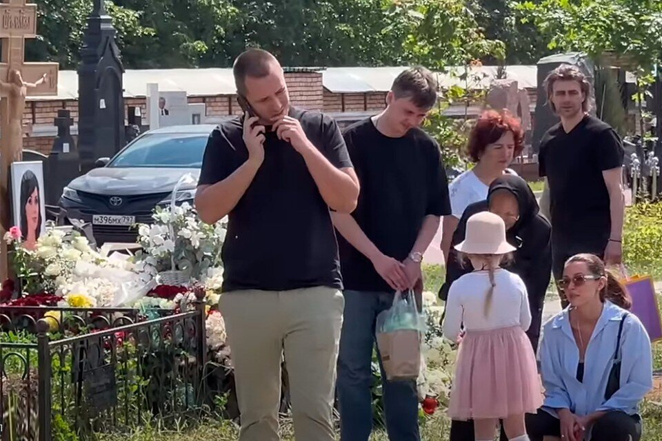 Сын Заворотнюк Майкл пришел на похороны матери с художницей Софьей Дроздовой