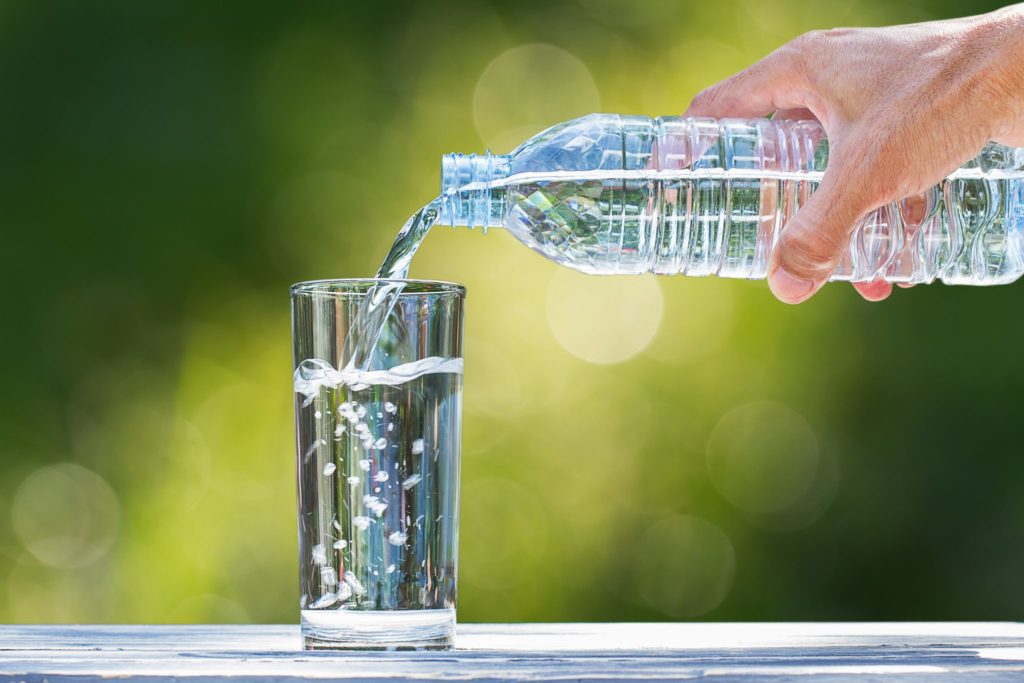 Врач-терапевт Шуцкий озвучил шесть ошибок, совершаемых при употреблении воды