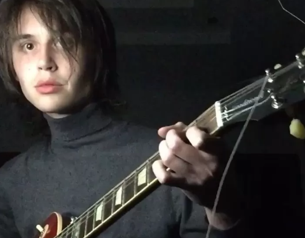 Сын Заворотнюк Майкл играет на гитаре и очень похож на знаменитую мать