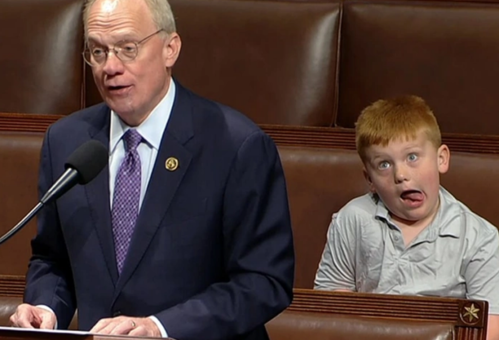 6-летний мальчик затмил всех кривляньями в ходе выступления отца в Конгрессе США