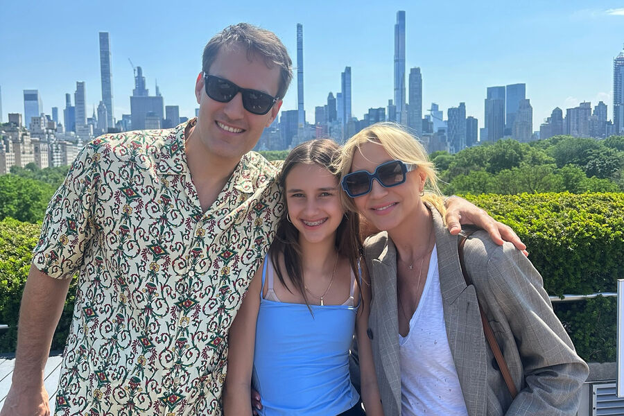 Певица Кристина Орбакайте показала фото с мужем и дочерью в Нью-Йорке