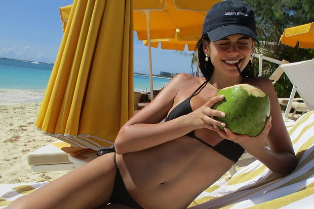 Дочь модели Синди Кроуфорд Кайя Гербер сфотографировалась на пляже с кокосом