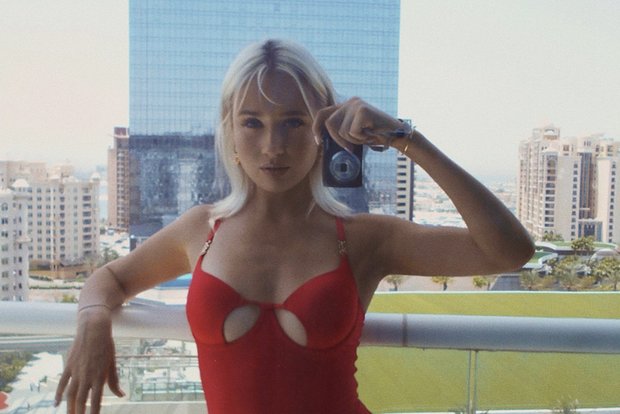 27-летняя певица Клава Кока сфотографировалась в красном купальнике